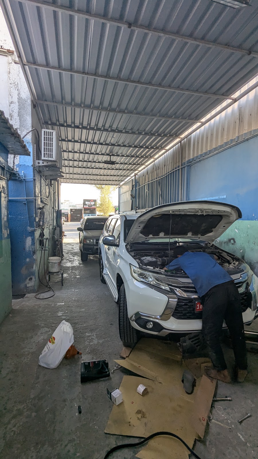 Al Shahra auto repair workshop photo