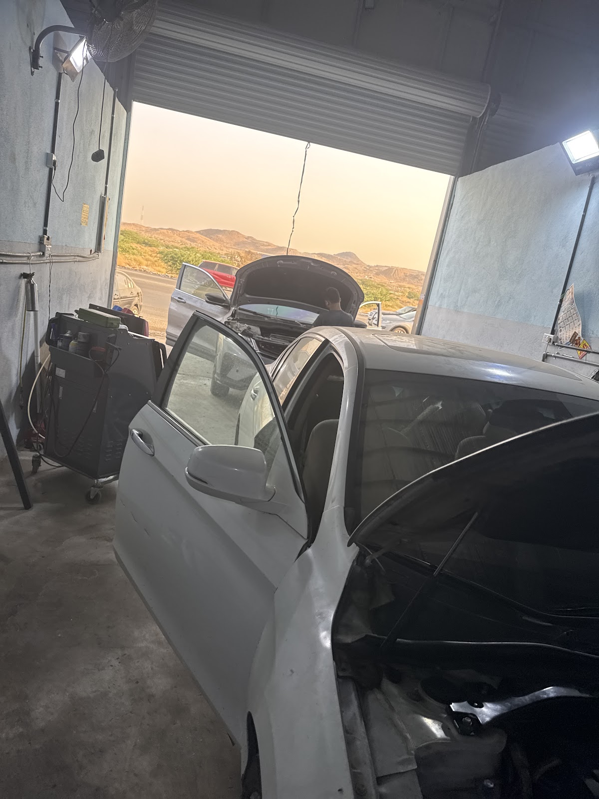 خدمة إصلاح سيارات auto garage photo