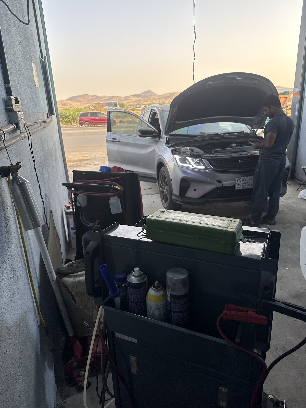 خدمة إصلاح سيارات auto garage photo
