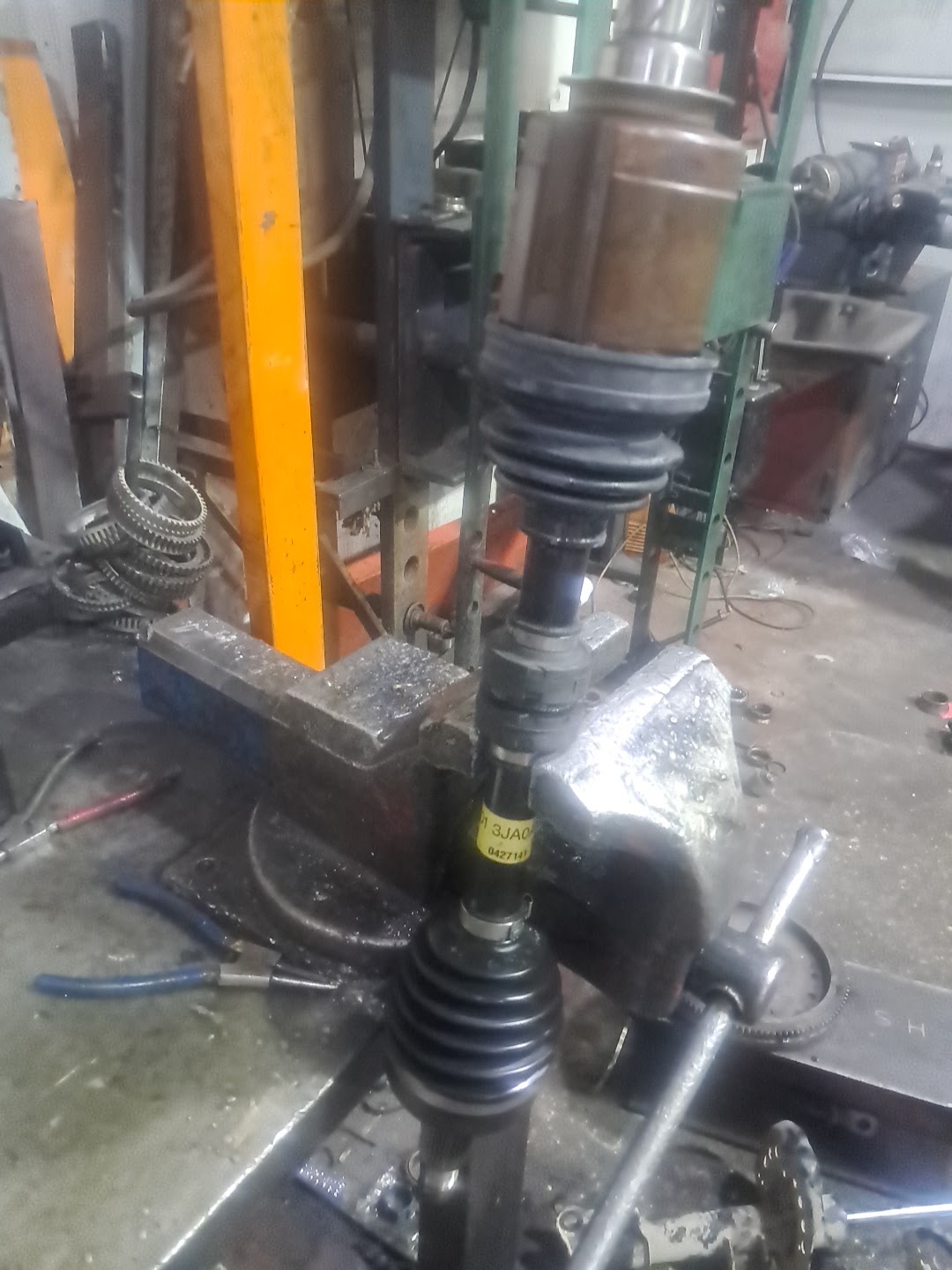 عكوس اخصاي. Cars axes repair workshop 71 photo
