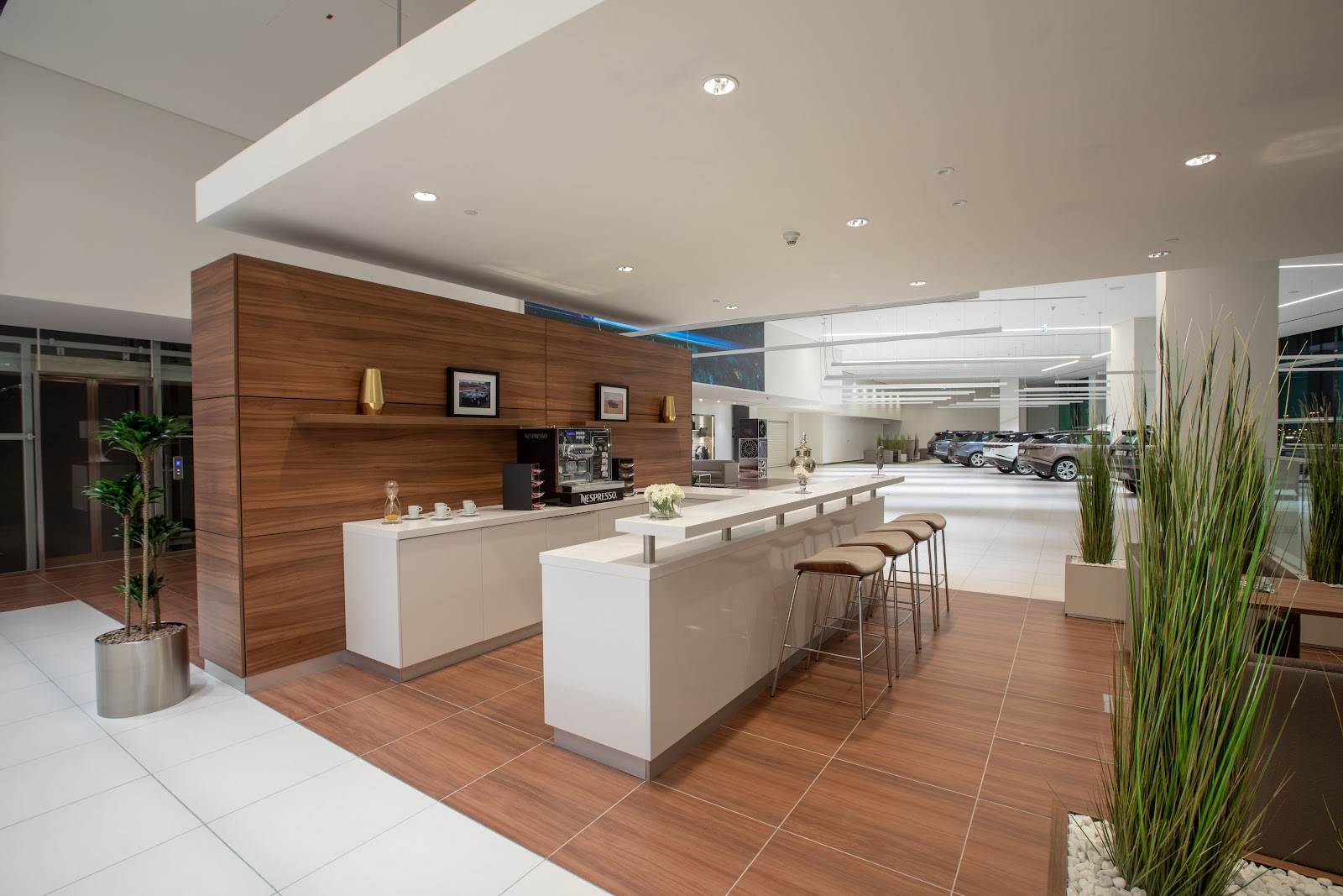 Land Rover Retailer Alfardan Premier Motors photo