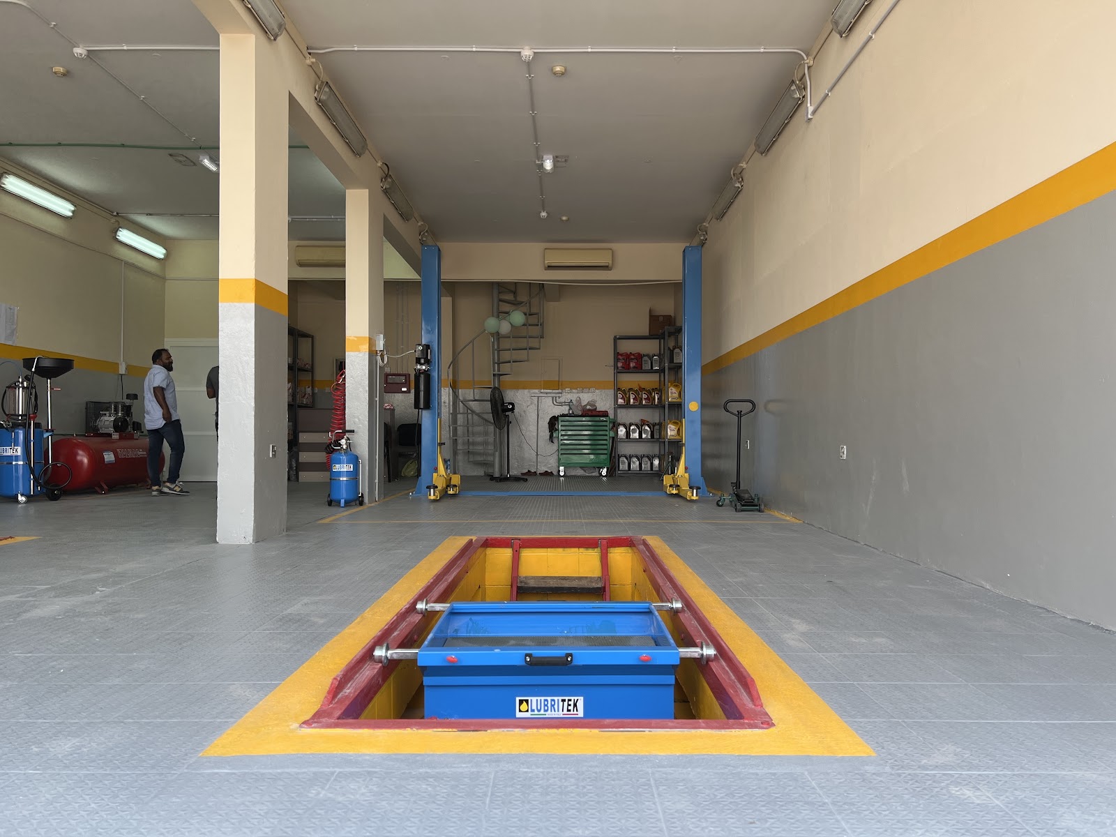 Straight line Auto LLC - Garage\ Car Service Center\ مركز خدمة المركبات photo