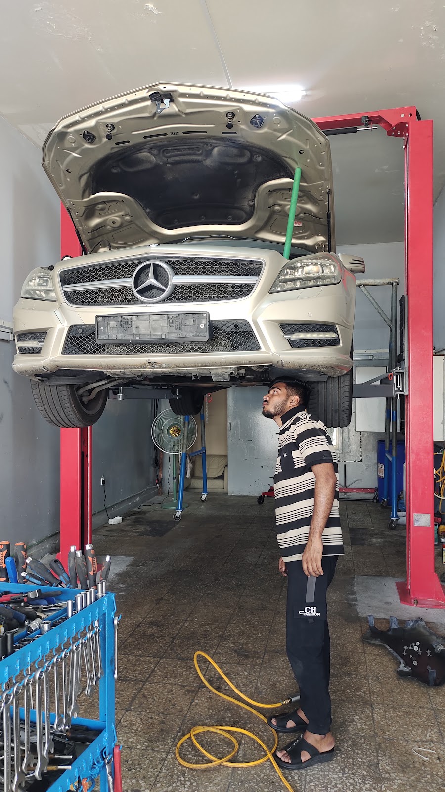 Twenty Five Cars Mechanic Auto Ac Repair Garage photo